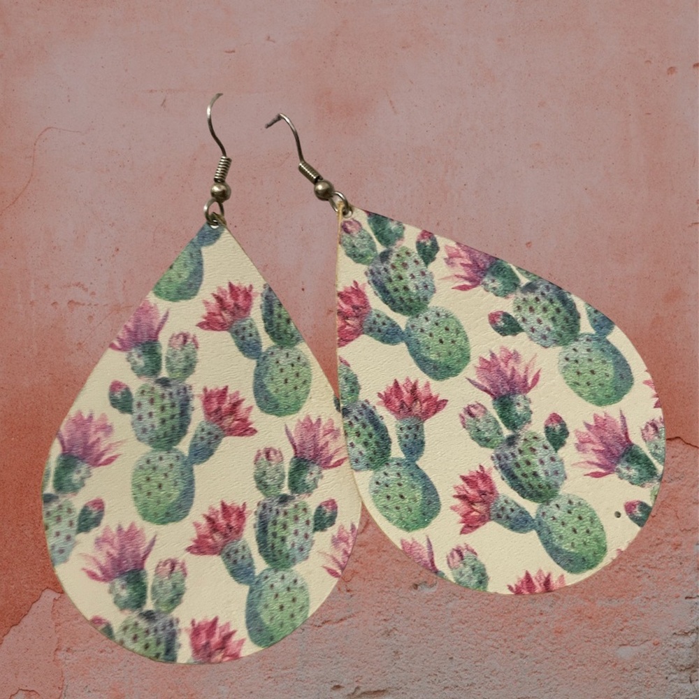 🌵 tear shaped leather earrings